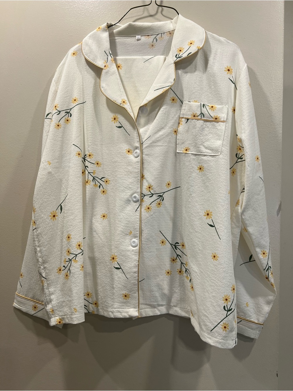 Women's Cream Daisy-Print Pajama Top - Casual Sleep Shirt and pants. Never worn